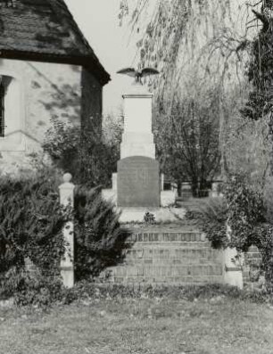 Denkmal für die Gefallenen des 1. Weltkrieges mit Gedenktafel für die Gefallenen des 2. Weltkrieges : Denkmal für die Gefallenen des 1. Weltkrieges mit Gedenktafel für die Gefallenen des 2. Weltkrieges. Stein (nach 1918 und nach 1945). Sonnewalde-Großkrausnik, Kirchhof