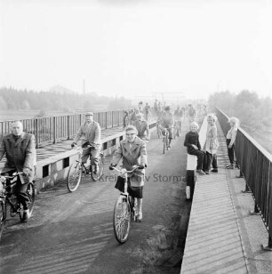 Radwanderweg nach Trittau: Brücke über die Bundesautobahn (BAB) 24: Einweihungsfahrt: Landrat Wennemar Haarmann und Gäste
