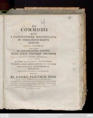 De Commodis Qvae E Pacificatione Westphalica In Theologiam Redvndarvnt Pavca Disserit Simvlqve Ad Proclamationem Solemnem Trivm Ivris Vtrivsqve Doctorvm D. XVIII Octobr. MDCCXLVIII Institvendam ... Decenter Officiose Et Hvmaniter Invitat Io. Georg Pertsch Ictvs Acad. Ivliae Carolinae H. T. Prorector ... : [P. P. Hemstadii[!] die XVI. Octobris Anno MDCCXLVIII.]
