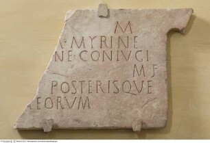 Tafelfragment mit Grabinschrift "...MYRINE..."
