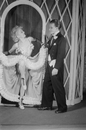 Szenenbilder aus der Operette "Die lustige Witwe" von Franz Lehár am Metropol-Theater Berlin