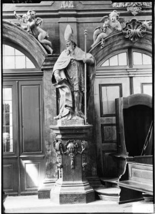 Bruchsal Schosskirche (Hofkirche) Bischofsfigur vor der Sakristei von Valentin Götz (um 1730)