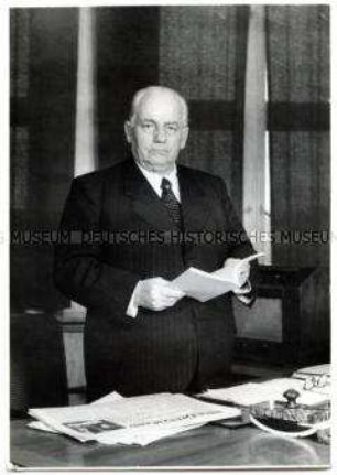 Wilhelm Pieck in seinem Büro im Haus der Einheit