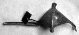 Fibel mit Knöpfen am Bügel