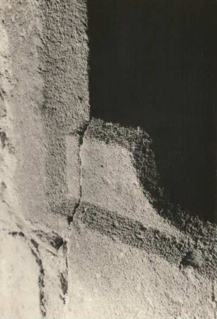 Wechselburg. Stiftskirche. Langhaus. Nördliche Mittelschiffwand. Konsolförmige Auskragung in der linken oberen Ecke der Tür zur gotischen Schwalbennestorgel