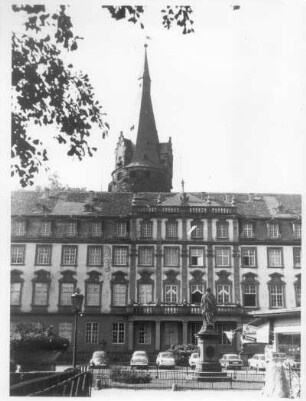 Erbach. Erbacher Schloß mit dem Denkmal des Grafen Franz I. zu Erbach-Erbach, der 1783 durch einen neuen Zunftbrief die Elfenbeinschnitzerei in Erbach einführte und sich selbst ausbilden ließ