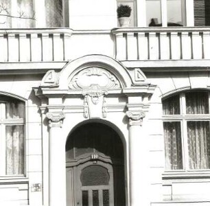Cottbus, Karl-Liebknecht-Straße 110. Wohnhaus (E. 19. Jh.), Portal