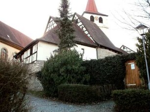 Ansicht von Nordosten mit Kirchturm über innenseitig an die Kirchhofmauer angebauten (und unterkellerten) Gaden