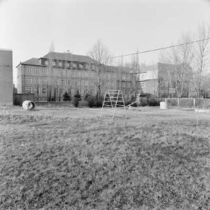 Coswig, Grundschule : Coswig. Grundschule "Leonhard Frank", Hauptstraße 6. Rückansicht