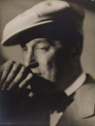 Maurice Chevalier mit Sporthut