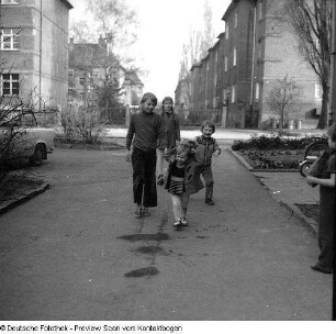 Chemnitz-Zentrum, Brückenstraße, Serie: Ulla, Kinderporträt Ulla vor Karl-Marx-Monument (1971; Lew Kerbel)