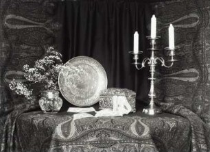 Stilleben mit Glasvase, Teller , Kästchen und Leuchter aus Metall