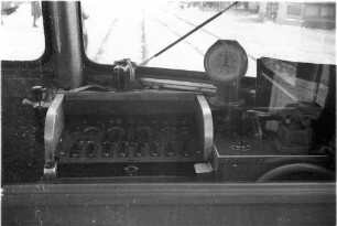 VT 4 Innenansicht, MAN-Triebwagen von 1960 mit Fahrtenschreiber und Führerbremsventil
