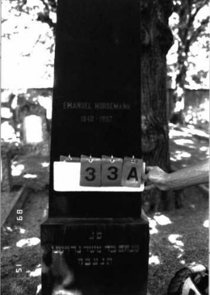 Grabstein 33 (Index: 100105468) Material: Granit Zustand: gut Maße HxBxT: 169x34x18 cm Beschreibung: Obelisk, getreppter Sockel: Grabstein 33A