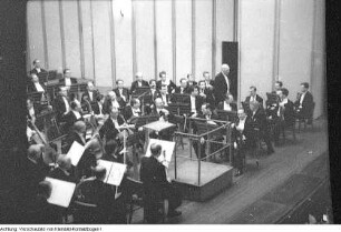 Bauleiter Hentschel, Brigadier Küntzel, Scheffler, VEB Altissa-Kamera-Werk Dresden, Brunhilde Diener, VEB Elbflorenz Dresden, Oberingenieur Haufe, Heinz Kubach, Heinz Nicolaus, Graphiker Wenzel, Hans Knappertsbusch, Direktor des Orchesters der Staatskapelle Dresden, u.a., Oktober 1956 - Mai 1957