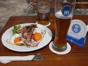 Bayerischer Biergarten auf der Halbsinsel Sankt Bartholomä im Königssee bei Berchtesgaden