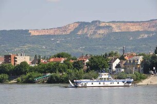 Ungarisches Donauufer bei Budapest : Das ungarische Donauufer zwischen Esztergom und Budapest, fotografiert am 13. Juni 2011 von Bord eines stromabwärts fahrenden Donauschiffes aufgenommen