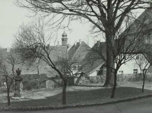 Stolpen : Stolpen. Alter Friedhof, später Grünanlage. Blick auf Wohnhäuser und Dachreiter des Rathauses.