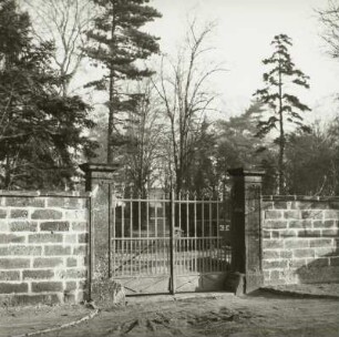 Eingang Friedhof Serkowitzer Straße