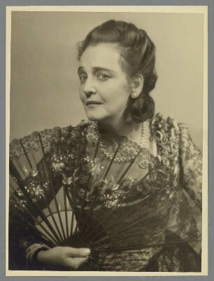 Antonia Dietrich in "Emilia Galotti" : Antonia Dietrich als Gräfin Orsina im Schauspiel "Emilia Galotti" von Gotthold Ephraim Lessing in der Inszenierung von Martin Hellberg. Staatsschauspiel Dresden, Neueinstudierung 3. Oktober 1951