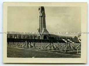 Gräberfeld und Beinhaus auf dem französischen Soldatenfriedhof Douaumont (Verdun)