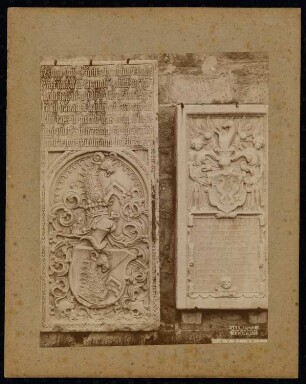 Pfarrkirche Unsere liebe Frau im Moos, Sterzing: Grabsteine an der Außenmauer der Kirche