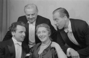 Szenenbilder aus dem Lustspiel "Edouards Kinder" von Marc-Gilbert Jackson, R. Bottomley und F. Jackson an der Komödie Berlin : Szene mit Georg Thomalla (links), Hans Leibelt (hinten, Mitte), Käthe Dorsch und Rolf Kutschera (rechts)