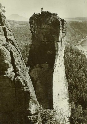 Sächsische Schweiz. Teufelsturm (Butterweckfelsen) bei Schmilka. Im Hintergrund links der Rosenberg