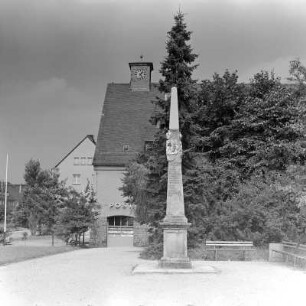 Johanngeorgenstadt : Kursächsische Distanzsäule vor dem Postamt