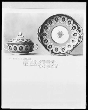 Terrine mit Deckel und Untersatz mit "Juwelendekor"