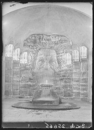 Karlsbad. Schlossbrunn (1910-1912) : Karlsbad. Neue Schloßkolonnade (Schlossbrunn, Burgquell-Kolonnade, 1910-1912; Friedrich Ohmann). Inneres mit Burgquell und "Felsengesicht"