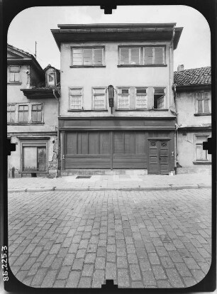 Arnstadt, Unterm Markt. Wohnhaus mit Ladeneinbau. Straßenfront