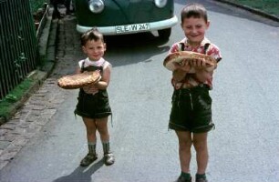 Kinder mit Kuchen
