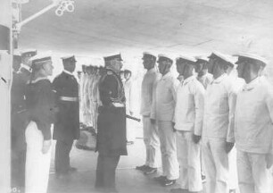Kaiser Wilhelm II. und Begleitung vor der Front angetretener Matrosen : Seiner Majestät Schiff "Hansa" vor Balholm (Norwegen). Kaiser Wilhelm II. und Begleitung vor der Front angetretener Matrosen