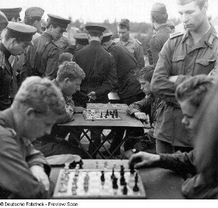 NVA. Soldaten beim Schachspiel