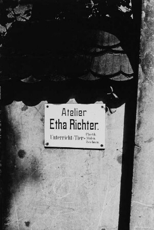 Hinweisschild auf das Atelier der Künstlerin Etha Richter