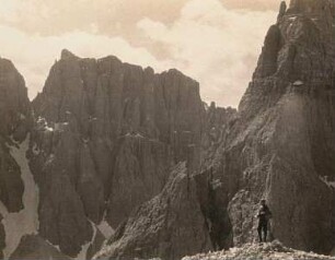Italien. Dolomiten. Sellagruppe. Val de Mesti. Ansicht mit Wanderer