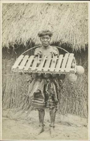 [Indigener Einwohner mit verschiedenen Instrumenten]