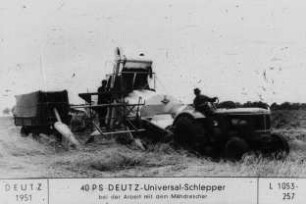 40 PS Deutz-Universal-Schlepper bei der Arbeit mit dem Mähdrescher