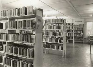 Dresden-Loschwitz. Zweigbibliothek der Stadt- und Bezirksbibliothek Dresden. Innenansicht mit Bücherregalen