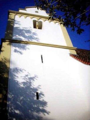 Kirchturm von Süden (Gegründet um Jahr 1200)-mittleres Geschoß mit Schlitzscharten sowie Glockengeschoss mit Biforium und Rundbogenfries