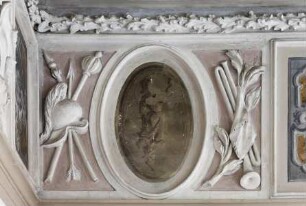 Wandfries — Medaillons mit antikisierenden Frauendarstellungen und Trophäenrahmen — Antikisierende weibliche Figur