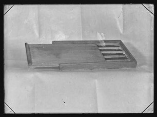 Flache, aufschiebbare Holzbox (Inhalt nicht erkennbar)