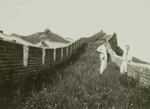 Große Mauer, China. Zwei europäische Touristen auf der Chinesischen Mauer nördlich von Peking (Peking-Changping) am Nankou-Paß (Südtor im Juyongguan oder Juyong-Pass)