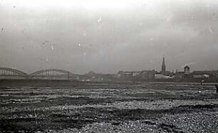 Grund, Peter; Düsseldorf; Stadtansichten - Blick auf Stadt