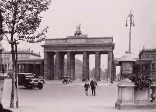 Berlin, Brandenburger Tor : Berlin. Brandenburger Tor., C.G. Langhans d. Ä. . Ansicht über den Hindenburgplatz von Westsüdwesten