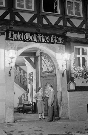 Ansicht des Eingangsportals des Hotels "Gothisches Haus" bei Nacht