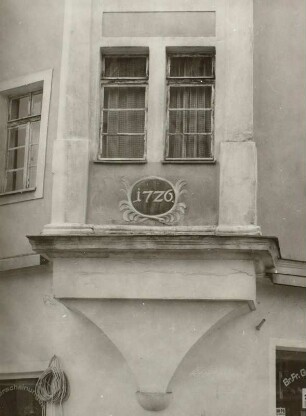 Wohnhaus mit Läden