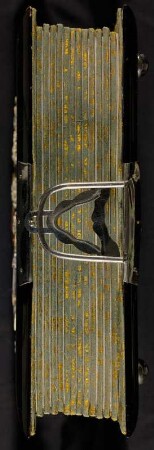 Fotoalbum im japanischen Stil : Fotoalbum im japanischen Stil. Holzdeckel mit Lack und Einlegearbeit, Relief-Montierungen; 28 x 37 x 9 cm (1885/1889). Dresden: SLUB/DF 2017.D.109