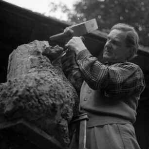 Wurzelmann. Hobbybildhauer bei der Arbeit an einer Figur
